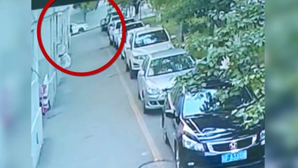 Un milagro en la calle: pone su cuerpo para salvar a bebé que caía de un quinto