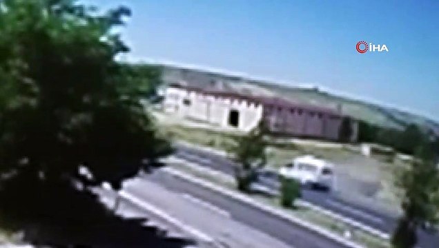 1’i ağır 3 kişinin yaralandığı trafik kazasının güvenlik kamera görüntüleri ortaya çıktı