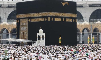 فيديو يزعم وجود سيدة بملابس إحرام الرجال داخل الكعبة