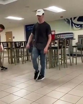 On dirait qu'il défie la gravité avec ses incroyables mouvements de danse
