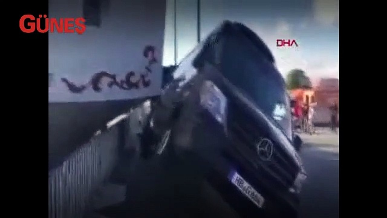 Tekne az daha minibüsü deviriyordu... O anlar kamerada