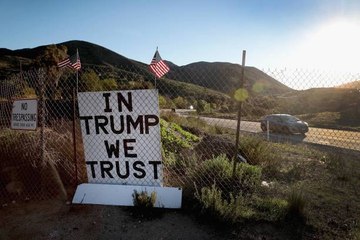 Des soutiens de Trump construisent un mur privé à la frontière mexicaine