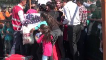 KİLİS Suriyelilerin sınırda bayram izdihamı