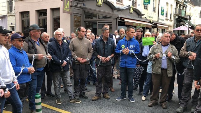 Ce mardi, la mobilisation est importante devant le Crédit mutuel pour soutenir l’entreprise Mousset.