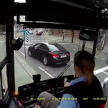 VÍDEO: Cadena de accidentes en la ciudad, ¡cuidado con los tranvías!