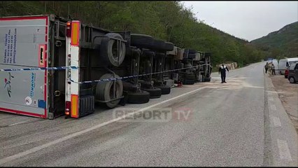 Report TV -Aksident në Librazhd, kamioni përmbyset në kthesë