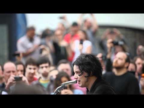 Live at SXSW 2011: Jack White Dead Leaves and the Dirty Ground (Performed in a Carpark)