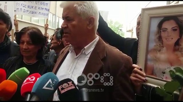 RTV Ora -Familjarët vijojnë protestat: Duam drejtësi për Rexhinën