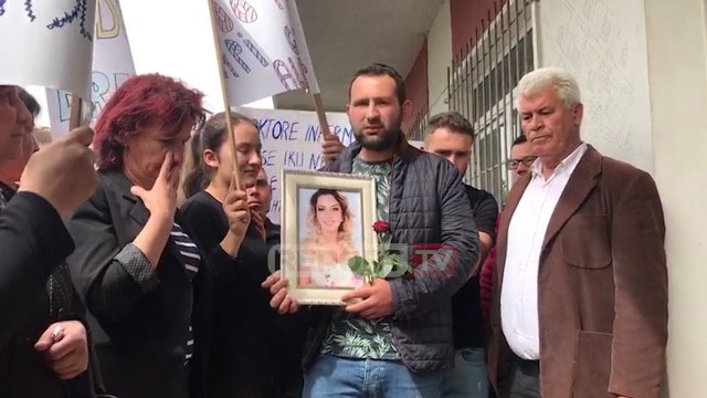 Report TV - 'Kush do t'i japë gji Aleas', shoqet e nënës që vdiq pas lindjes bëjnë premtimin PREKËS