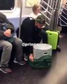 Il fait caca au milieu d'un métro plein des passagers