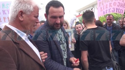 FAMILJARET E REXHINA DEBROVES PROTESTOJNE PARA MATERNITETIT - News, Lajme - Kanali 7