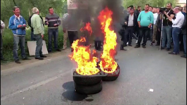 Elbasan/ Militanti me shishe birre në dorë i vë flakën gomave në sy të ish-deputetëve të PD