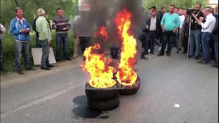 Elbasan/ Militanti me shishe birre në dorë i vë flakën gomave në sy të ish-deputetëve të PD