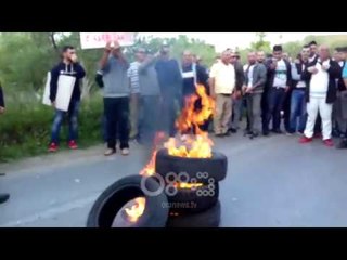 RTV Ora - Protestë nën tym e flakë, digjen goma në Milot