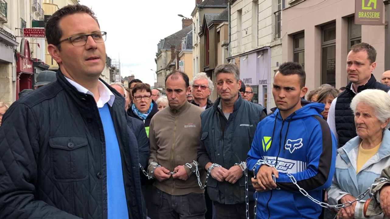 Romain Mousset, salarié dans l’entreprise créée par son père, s’exprime devant la foule.