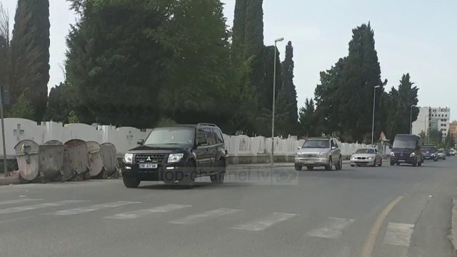 Kryeministri Edi Rama hyn në Shkodër nga një rrugë dytësore (Pa koment)