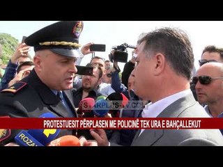 PROTESTUESIT PËRPLASEN ME POLICINË TEK URA E BAHÇALLEKUT