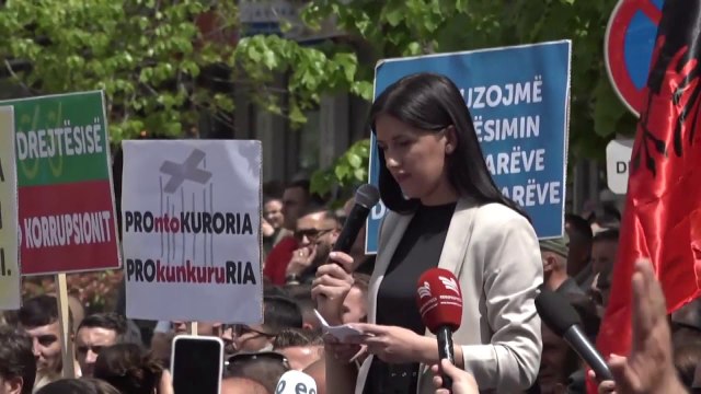 Самоопределување со протести против главниот обвинител на Косово