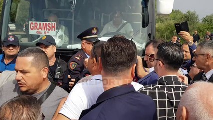 Report TV -Rama në Elbasan, opozita i bllokon rrugën