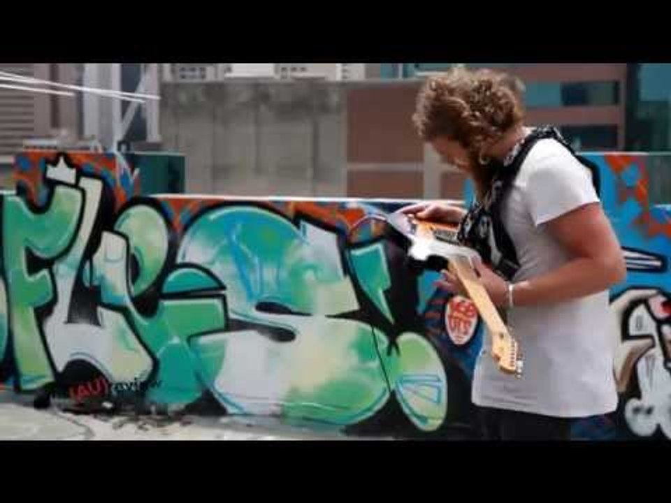 Steve Smyth performs "No Man's Land" on the AU sessions.