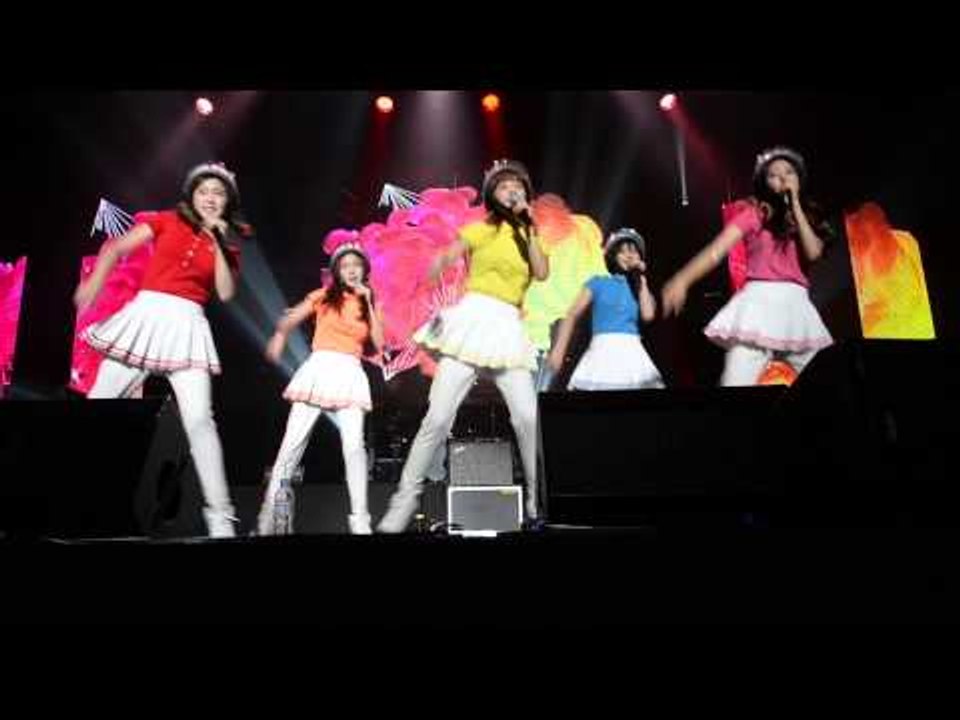 Crayon Pop Performs Bar Bar Bar at MU:CON 2014