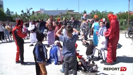 Report Tv - Nartë/ Banorët festojnë në një ditë Pashkët dhe Karnavalet
