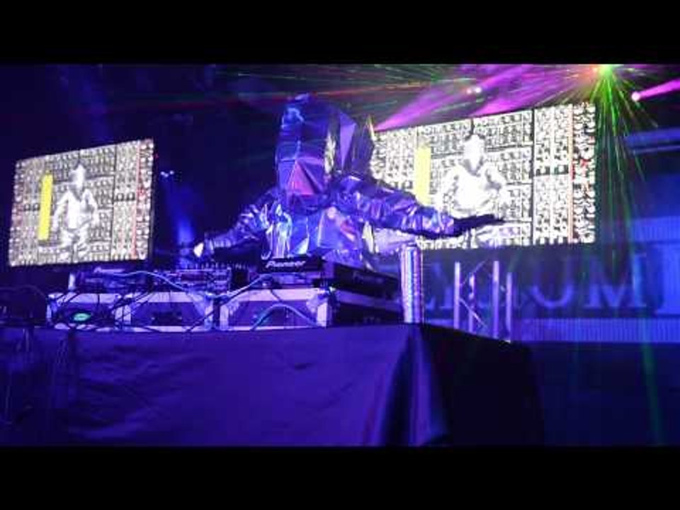 Hitchhiker performing "Eleven" at K-Pop Night Out at SXSW 2015