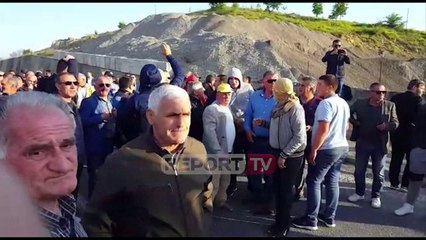 Download Video: Demokratët në Shkodër nuk merren vesh me qendrën për bllokimin e rrugës