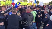 RTV Ora - Bllokimi i rrugëve, protestuesit në Fier çajnë kordonin e policisë