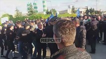 Report TV -Bllokimi i rrugës/ Protestuesit përplasen me policinë në Fier