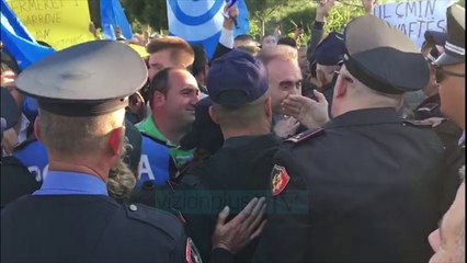 Mbështetesit e opozitës nisin bllokimin e 12 rrugëve - News, Lajme - Vizion Plus