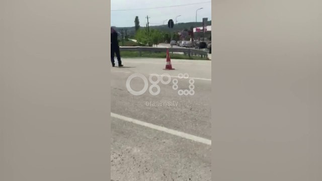 RTV Ora - Aksident në Peqin, 1 i vdekur dhe 2 të plagosur nga përplasja e makinave
