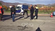 RTV Ora - Aksident në Peqin, 1 i vdekur dhe 2 të plagosur nga përplasja e makinave