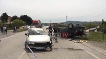 Report TV - Aksident i rëndë në Peqin, përplasen dy makina, një i vdekur dhe katër të plagosur rëndë