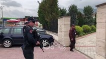 RTV Ora - Laç, autorët e vrasjes së kushërinjve dalin para gjykatës nën masa të rrepta sigurie