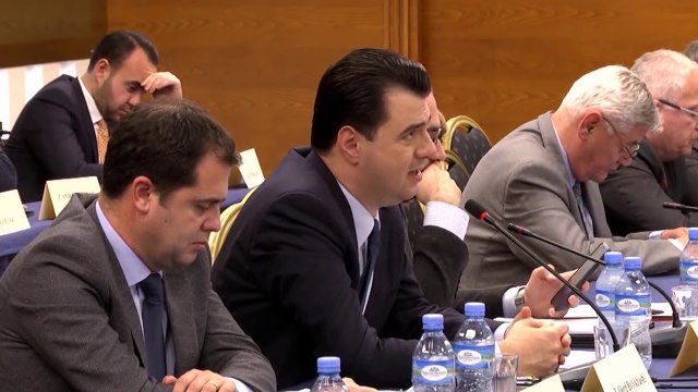 BASHA PREZANTON PLATFORMËN E QEVERISË TRANZITORE VENDI NË KOLAPS