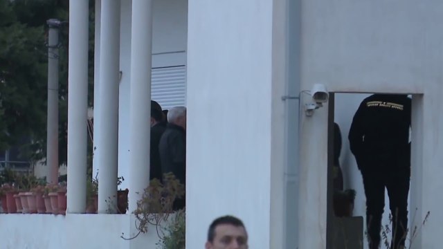 U KAP NGA KAMERAT, LIHET NË BURG I ARRESTUARI PËR VRASJEN E POLICIT