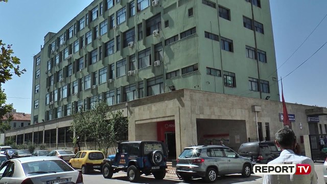 Morën gjysmën e tokës te Spitali i Traumës me letra false, arrestohen pronarët fiktivë dhe ndërtuesi