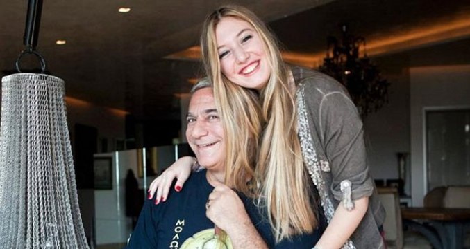 Mehmet Ali Erbil'in kızı Yasmin Erbil, mavi bikinisiyle havuz sezonunu açtı