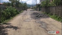 Report TV - Katundi i Ri në Elbasan pa rrugë, banorët: Kur bie shi bëhet e pakalueshme, apel shtetit