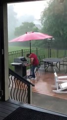 La tempête n'empêchera pas cet homme de faire un barbecue  !