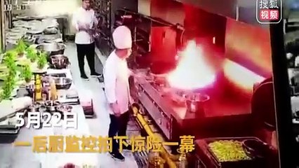 Un Chef jette un drap pour éteindre un départ de feu dans sa cuisine !?!