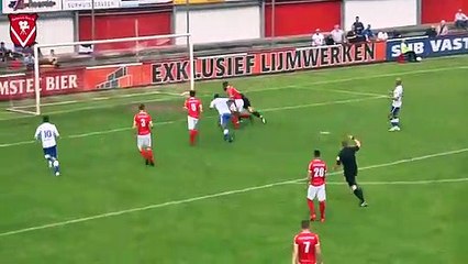 Un arbitre marque un but et le valide