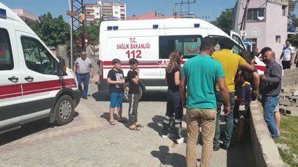 Ambulansla öğrenci servisi çarpıştı: 2 yaralı