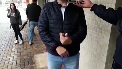 Após carro ser atingido por abacate, morador pede poda de árvore na Rua General Osório