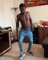 Ce jeune togolais met le feu à cette chanson. Danseur hors-pair !!