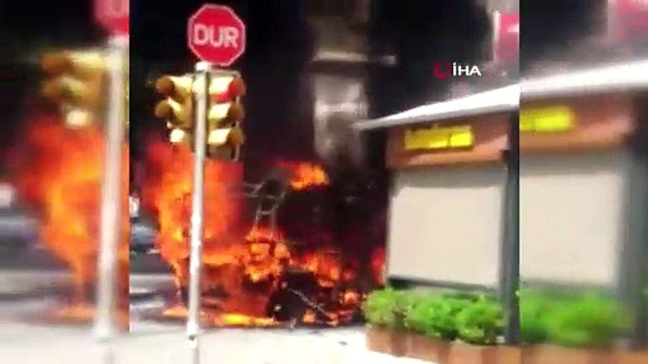 Yolcuları indirip minibüsü ateşe verdi