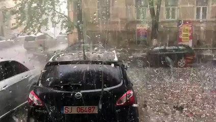 Breshër dhe gurë bien nga qielli në Rumani