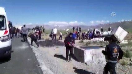 Kamyon devrildi: 2 yaralı - VAN