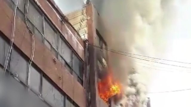 상가 건물 기원에서 불... 10여 명 대피 / YTN